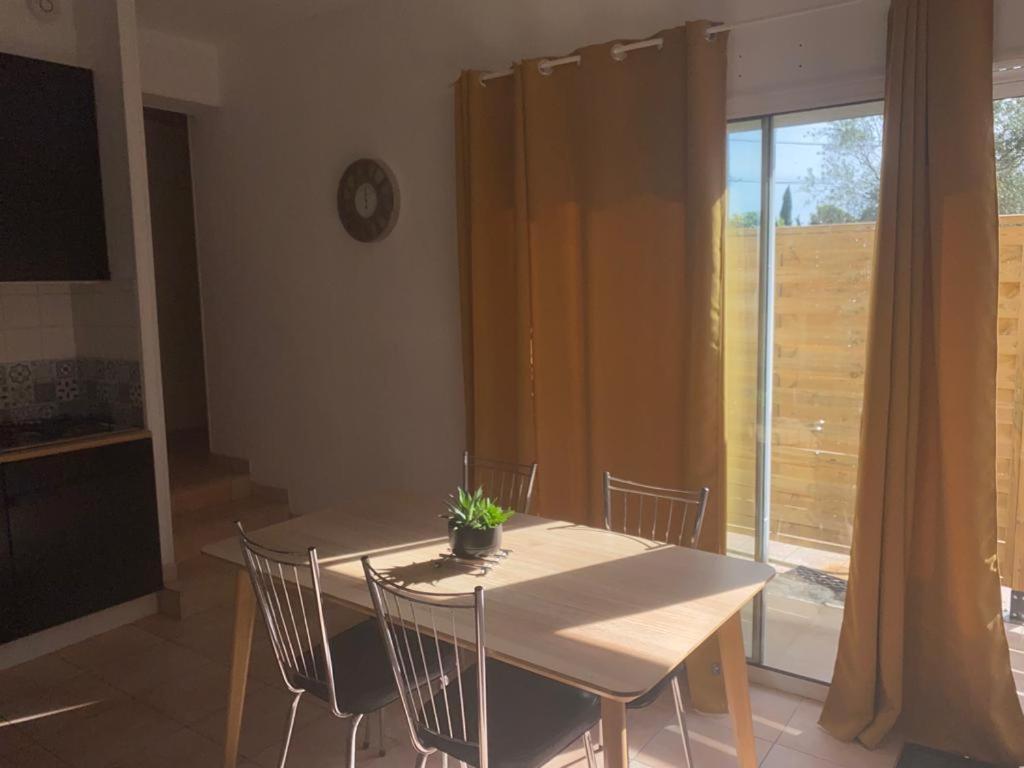 Appartement Velleron-4 Personnes Zewnętrze zdjęcie